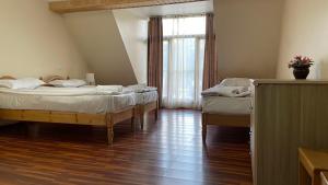Rúm í herbergi á Mestiatour Guest House