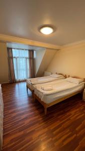 Rúm í herbergi á Mestiatour Guest House