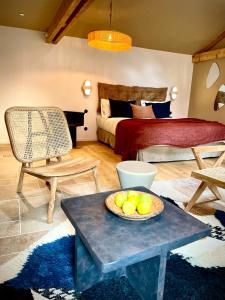 un soggiorno con letto e un cesto di frutta sul tavolo di Villa Louisa a Saint Malo