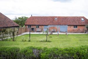 Taman di luar The Cowshed Port Lympne