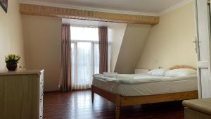 Rúm í herbergi á Mestiatour Guest House