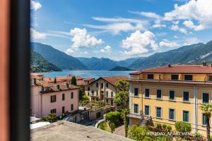 widok na miasto z jeziorem i góry w obiekcie Diamond Apartments w mieście Bellagio