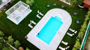 una vista aérea de una piscina en un patio en Il Rifugio Del Tempo, en Roccasecca