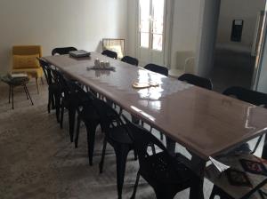 uma grande mesa de madeira num quarto com cadeiras em VILLA treize quartier balnéaire em Mers-les-Bains