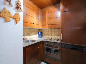 Apartment Residenza Chesa Margun 79-2 by Interhomeにあるキッチンまたは簡易キッチン