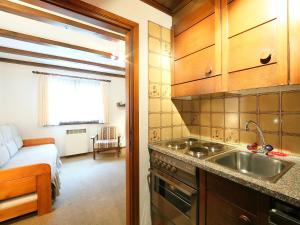Köök või kööginurk majutusasutuses Apartment Residenza Chesa Margun 14-1 by Interhome