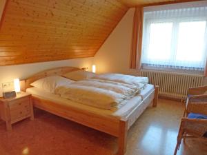 duże łóżko w pokoju z drewnianym sufitem w obiekcie Apartment Fischer by Interhome w mieście Eisenbach