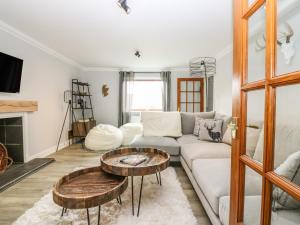 a living room with a couch and a table at Tombeck in Tomintoul