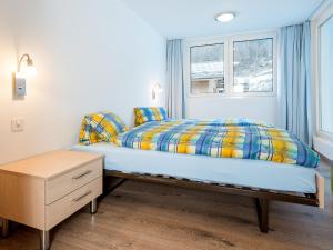 Un pat sau paturi într-o cameră la Apartment Amici-4 by Interhome