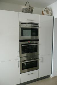 una cocina con 2 hornos en un armario blanco en Apartment Wohnung 21 by Interhome, en Davos
