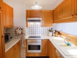 Kuchyň nebo kuchyňský kout v ubytování Apartment Le Miclivier B2 by Interhome