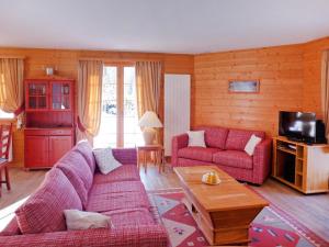 ein Wohnzimmer mit einem Sofa und einem Tisch in der Unterkunft Apartment Le Miclivier B2 by Interhome in Villars-sur-Ollon