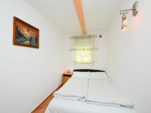 バラトンフェニヴェシュにあるHoliday Home Apple by Interhomeの窓付きの白い部屋のベッド1台