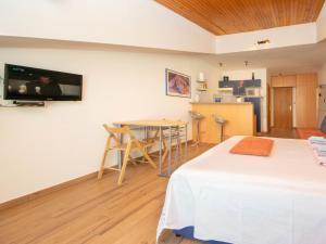 Televízia a/alebo spoločenská miestnosť v ubytovaní Apartment Šarić-2 by Interhome