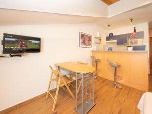 Televízia a/alebo spoločenská miestnosť v ubytovaní Apartment Šarić-2 by Interhome