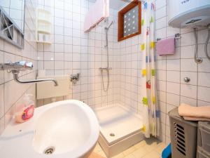 Kúpeľňa v ubytovaní Apartment Šarić-2 by Interhome