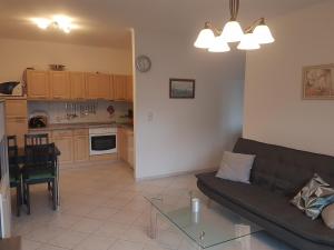 ein Wohnzimmer und eine Küche mit einem Sofa und einem Tisch in der Unterkunft Apartment Angelique in Bad Harzburg