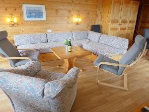 salon z kanapą, krzesłami i stołem w obiekcie Apartment Le Bristol A20 by Interhome w mieście Villars-sur-Ollon
