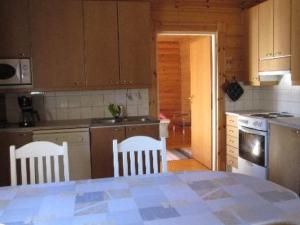 eine Küche mit einem Tisch und Stühlen in der Unterkunft Holiday Home Korvenniemi by Interhome in Töfsala