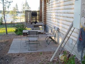 patio z krzesłami, stołem i sprzętem do grillowania w obiekcie Holiday Home Korvenniemi by Interhome w mieście Töfsala