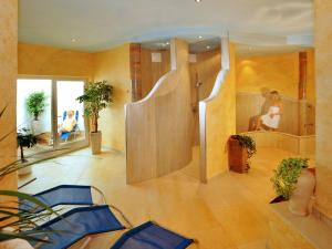 フォルスタウにあるApartment Dahoam-2 by Interhomeのスパ(女性用バスタブ付)が備わる客室です。