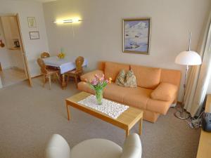 Afbeelding uit fotogalerij van Apartment Promenade - Utoring-69 by Interhome in Arosa