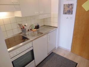 eine kleine Küche mit Spüle und Geschirrspüler in der Unterkunft Apartment Promenade - Utoring-59 by Interhome in Arosa