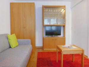 TV a/nebo společenská místnost v ubytování Apartment Roger-1 by Interhome