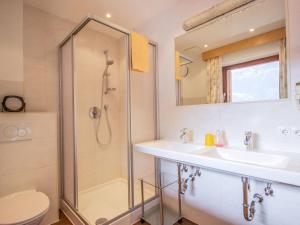 La salle de bains est pourvue d'une douche, d'un lavabo et de toilettes. dans l'établissement Apartment Alpin-5 by Interhome, à Sölden