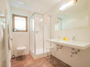 Ένα μπάνιο στο Apartment Alpin-7 by Interhome