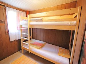 バラトンマーリアフュルドゥーにあるChalet Rosso by Interhomeのキャビン内の二段ベッド2台が備わる客室です。
