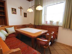Apartment Eisele by Interhome في Kirchberg bei Mattighofen: غرفة طعام مع طاولة وأريكة