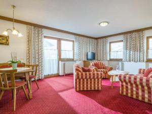 ein Wohnzimmer mit Sofas und einem Tisch in der Unterkunft Apartment Christian-1 by Interhome in Maurach