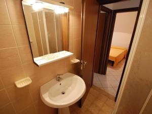 Koupelna v ubytování Apartment Casa Daniela-1 by Interhome