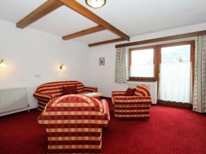ein Wohnzimmer mit 2 Stühlen und einem Fenster in der Unterkunft Apartment Christian-2 by Interhome in Maurach