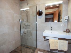 ein Bad mit einem Waschbecken und einer Dusche in der Unterkunft Apartment Christian-2 by Interhome in Maurach
