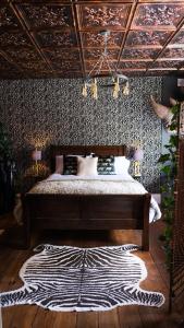 1 dormitorio con 1 cama con alfombra de cebra en St Hildas Complex en Hinderwell