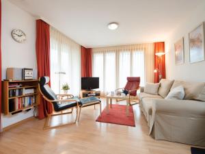 ein Wohnzimmer mit einem Sofa und einem Tisch in der Unterkunft Apartment Silberhorn-2 by Interhome in Wengen