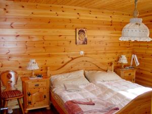 GasenriedにあるChalet Als man zählte 1989 by Interhomeの木製の壁のベッドルーム1室