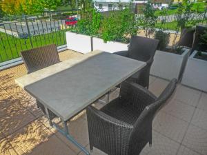 una mesa y sillas en un patio en Apartment Iris A-5 by Interhome, en Leukerbad