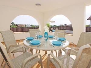 een eetkamer met een witte tafel en stoelen bij Villa merry by Interhome in Ayia Napa