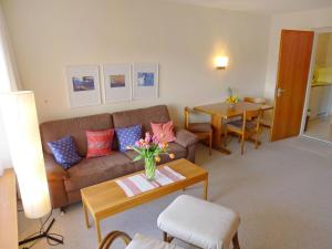 阿羅薩的住宿－Apartment Promenade - Utoring-43 by Interhome，客厅配有沙发和桌子
