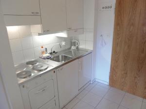 Kuchyň nebo kuchyňský kout v ubytování Apartment Promenade - Utoring-43 by Interhome