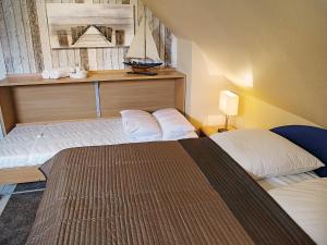 ノルトダイヒにあるApartment Witthuus-Spiekeroog by Interhomeのベッドルーム1室(ベッド2台付)、 +22枚の写真