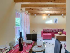 een woonkamer met een roze bank en een glazen tafel bij Holiday Home Ljiljana by Interhome in Rakalj