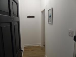 un pasillo con una puerta abierta a una habitación en Snug - Sealladh Mara Apartment en Helensburgh