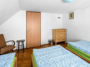 KovářskáにあるChalet Kovářská by Interhomeのベッドルーム1室(ベッド2台、椅子、木製のドア付)