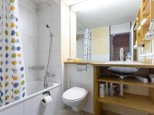 Vannas istaba naktsmītnē Apartment Utoring Acletta-152 by Interhome