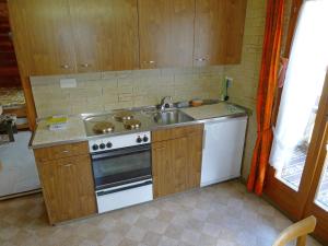 Kuchyň nebo kuchyňský kout v ubytování Apartment Heiderösli-2 by Interhome