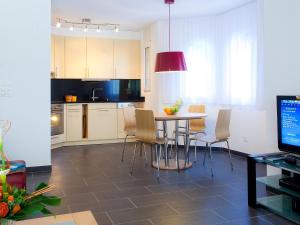 Nhà bếp/bếp nhỏ tại Apartment Iris B-3 by Interhome
